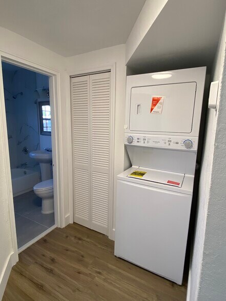 Building Photo - 3401 SW 9th Ter