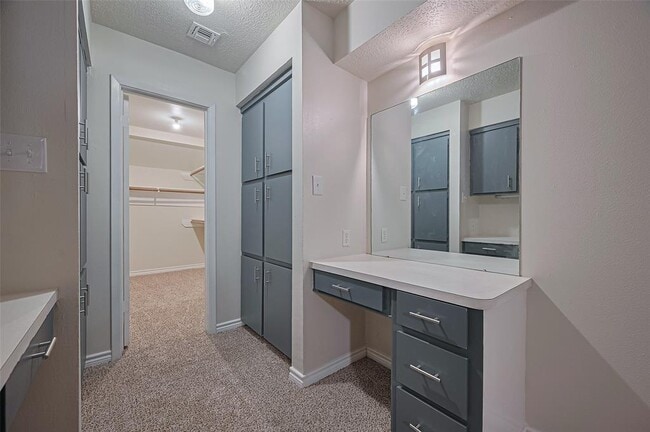 Building Photo - 520 S Rivershire Dr