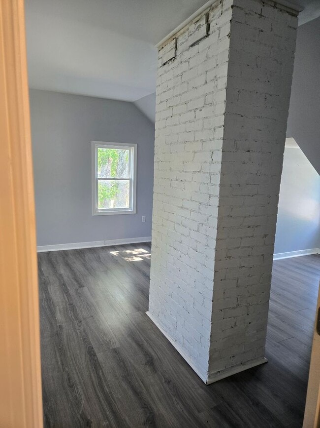 Building Photo - Beautiful reconstructed 4 bedroom