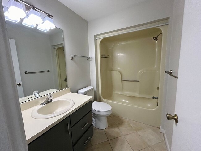 Building Photo - 2BR/2BA Condo close to Wrightsville Beach ...