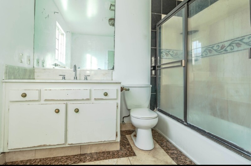 Building Photo - 930 W 130th St