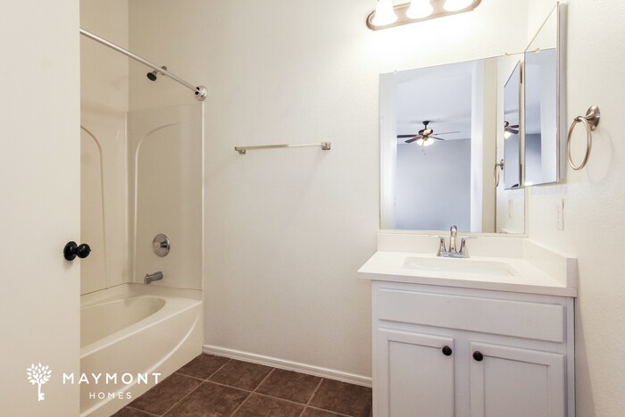 Building Photo - 5990 E Sunrise Cir