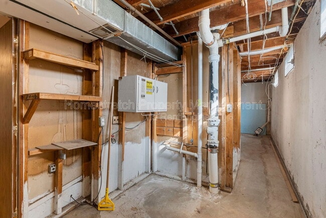 Building Photo - 560 Falcon Dr