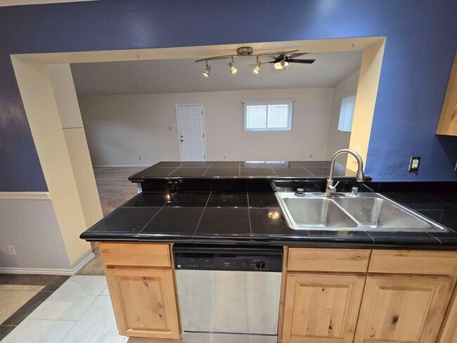 Building Photo - Spacious Home in NE Heights