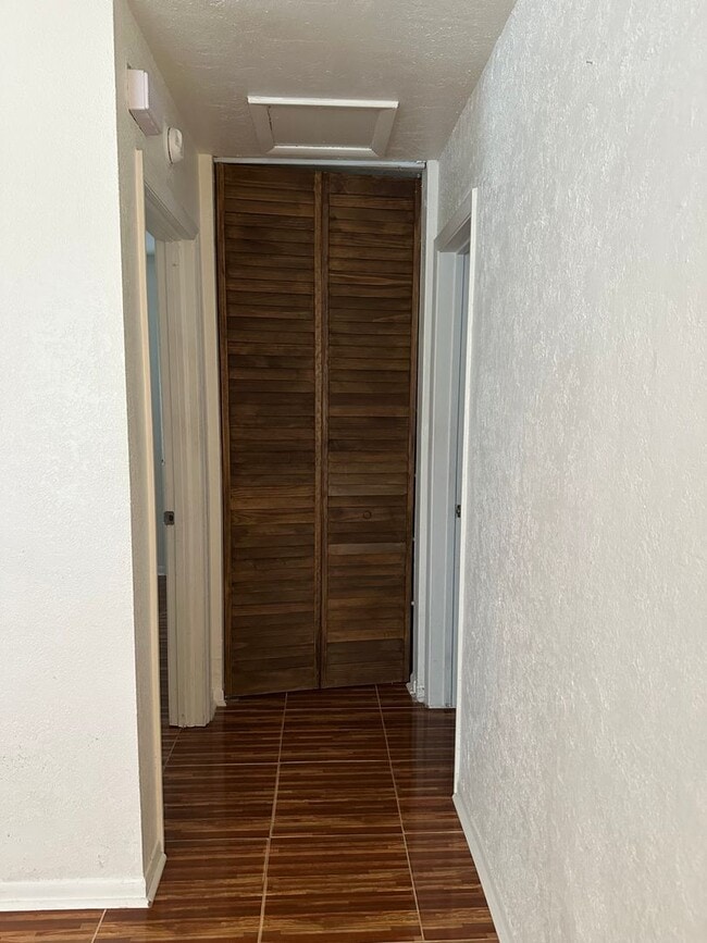 Building Photo - Cute 2 Bedroom 1 Bath with huge Screen Porch