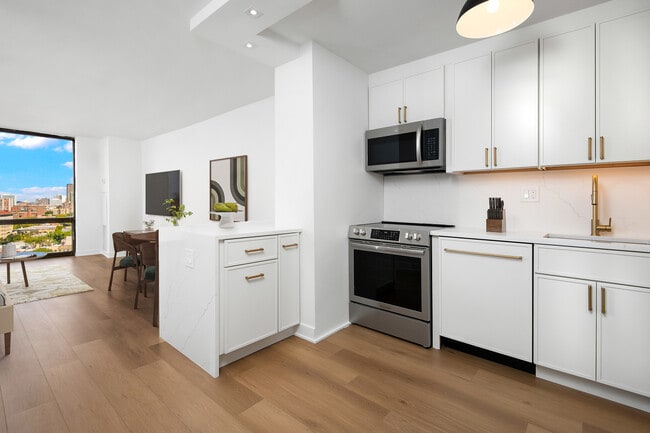 Building Photo - 2650 N Lakeview Ave