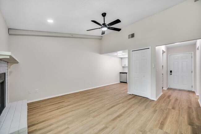 Building Photo - Renovated Apartment in the Heart of Carollwood