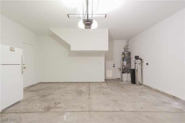 Building Photo - 10733 Mentesana Ave