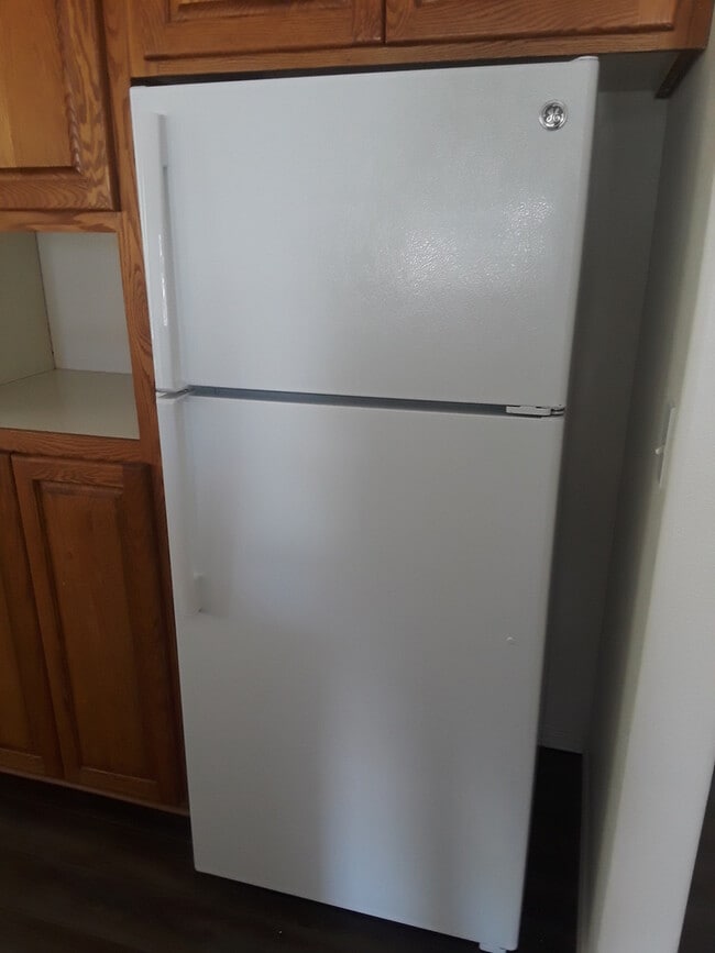 Building Photo - Adorable duplex in Prineville - all new in...