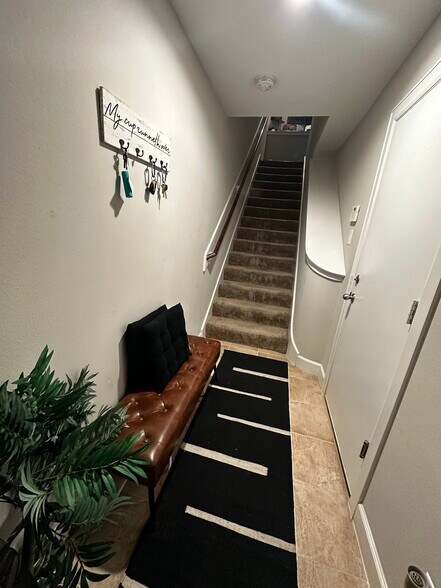 Entry way - 8705 Bryam
