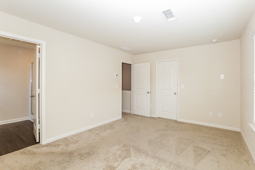 Building Photo - 402 Highwood Ln
