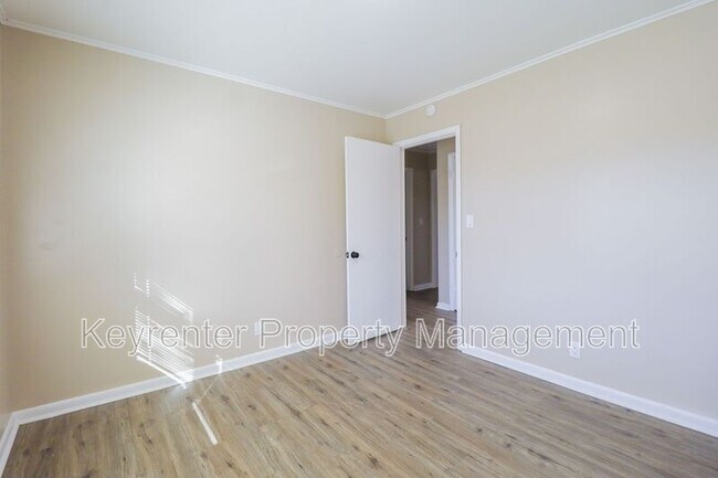 Building Photo - 1705 Bixby Rd