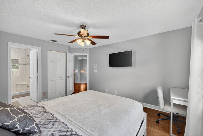 Building Photo - 3738 Old Lighthouse Cir