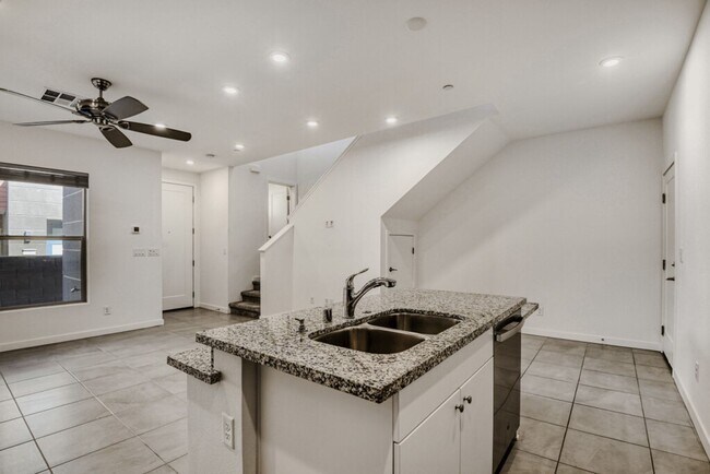 Building Photo - Stylish 2-Bedroom Townhome in Southwest Las Vegas