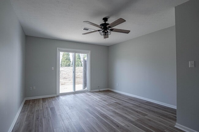 Building Photo - 1312 Farmingdale Dr