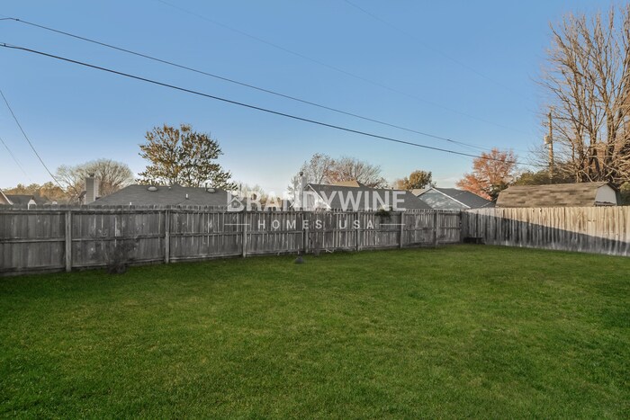 Building Photo - 5293 Shady Ridge Dr