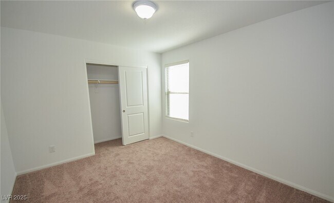 Building Photo - 5401 Lynn Crk Ave