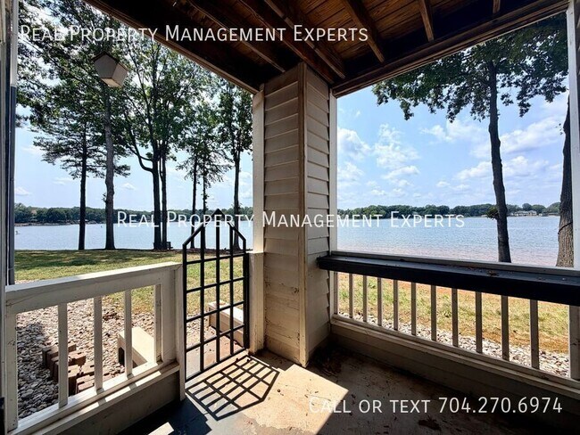 Building Photo - 913 Southwest Dr