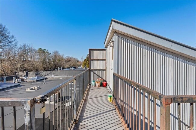 Building Photo - 644 Wells St SW