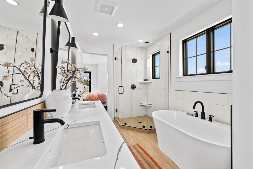 Building Photo - 614 N Avenue H Ave