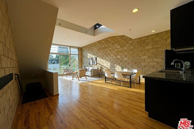 Building Photo - 717 Highland Ave