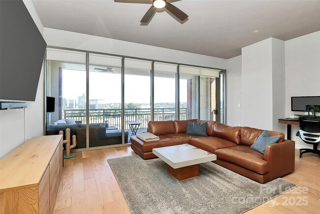 Building Photo - 701 Royal Ct