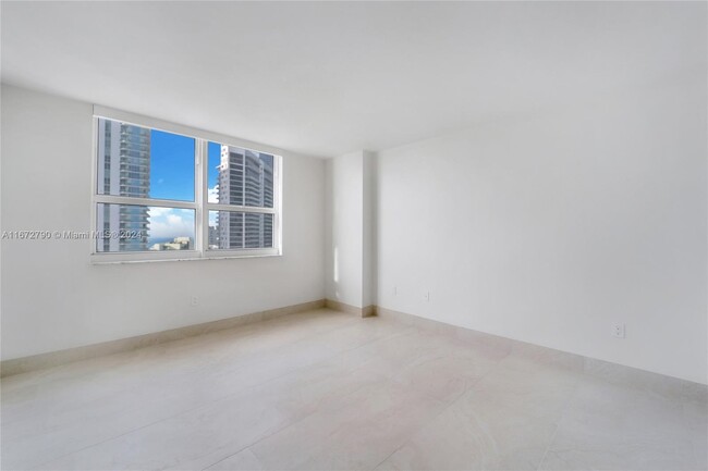 Building Photo - 1155 Brickell Bay Dr