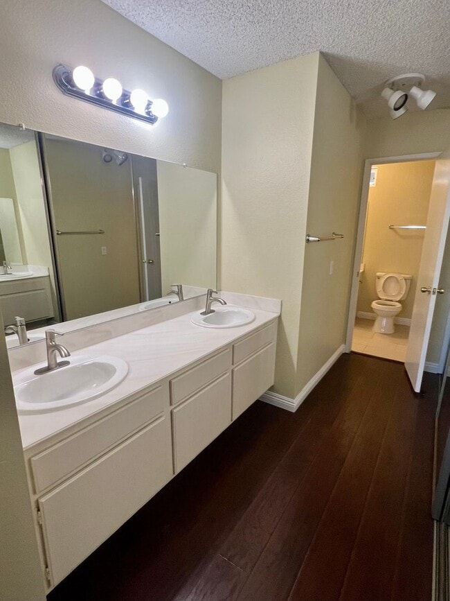 Building Photo - Charming 2 Bed 1.5 Bath Condo in Quiet and...