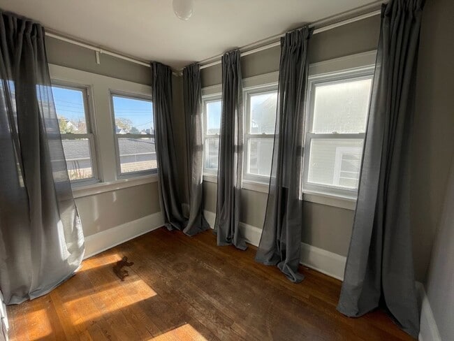 Building Photo - Three bedroom one bathroom home for rent