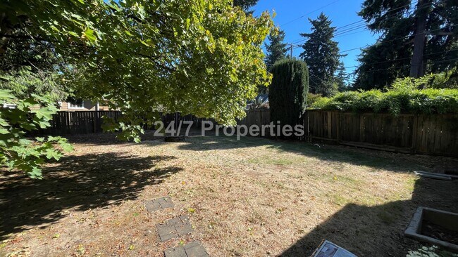 Building Photo - Nostalgic 2 BD | 2 BA House w/ Large Backy...