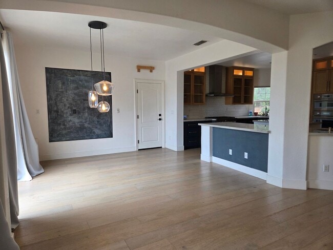 Building Photo - 5 Bdrm, 4 bath home located in Highland View Community off Silva Valley