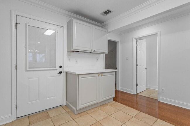 Building Photo - Oak Cove Condo