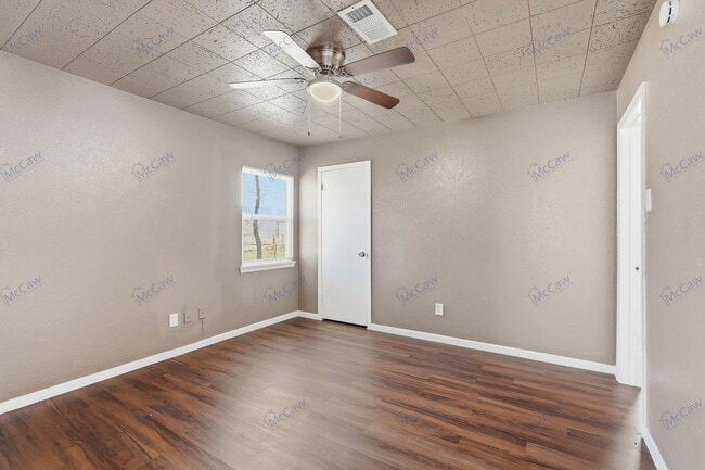 Building Photo - 3130 S Llewellyn Ave