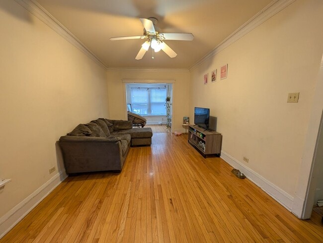 Building Photo - Spacious Albany Park 1-bed/1-bath with Sunroom and Dining Room