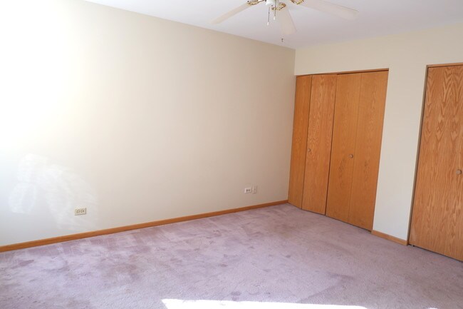 Building Photo - 10S241 Wallace Dr
