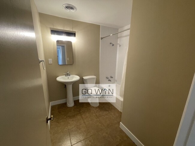 Building Photo - 4 Bed/ 2 Bath - House With Backyard!