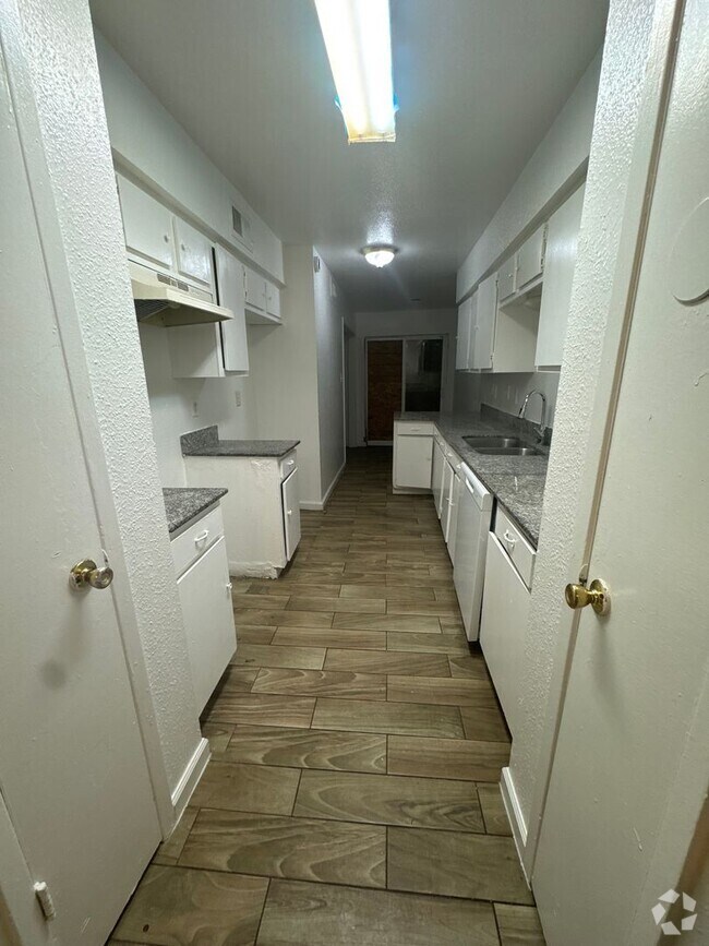 Building Photo - 3 bed, 2 bath 1st floor condo