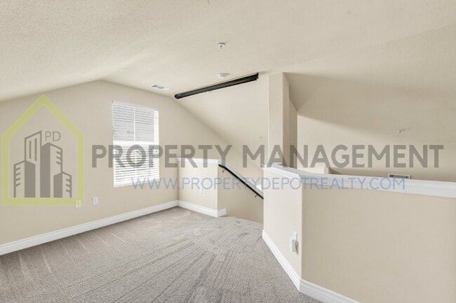 Building Photo - Spacious 2 (or 3!) Bed Condo in Gated Community