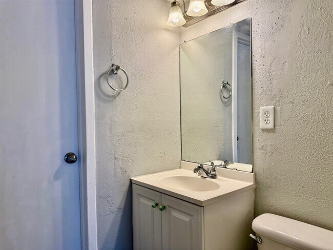 Building Photo - 1000 Heights Blvd