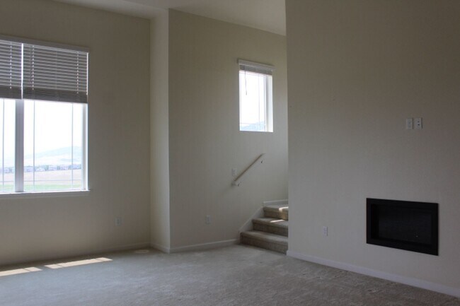 Building Photo - Chatfield Bluffs Condo w/ 3 BR/3 BA!!