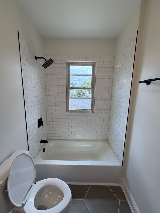 Building Photo - 2 Bed / 2 Bath with Private Garage & Fenced Yard