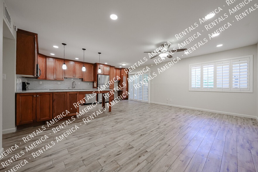 Building Photo - 5525 E Thomas Rd