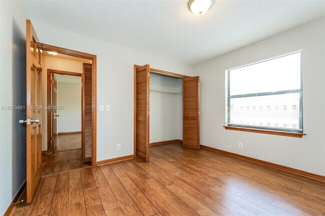 Building Photo - 878 Daffodil Dr