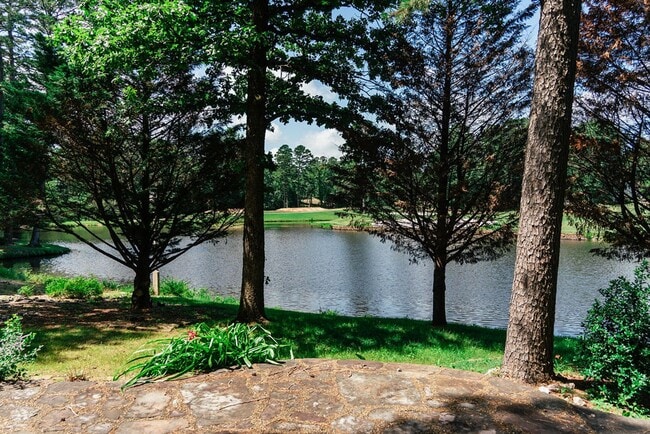 Building Photo - Beautiful Backyard Oasis on the Golf Course!