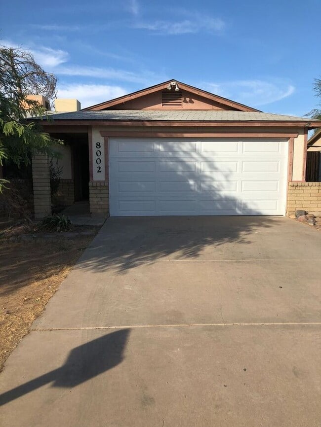 Building Photo - READY TO VIEW NOW! Spacious 3 Bed 1 Bath H...