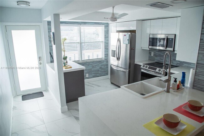 Building Photo - 2304 Lucaya Ln
