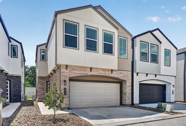 Building Photo - 2912 El Fenice Ln