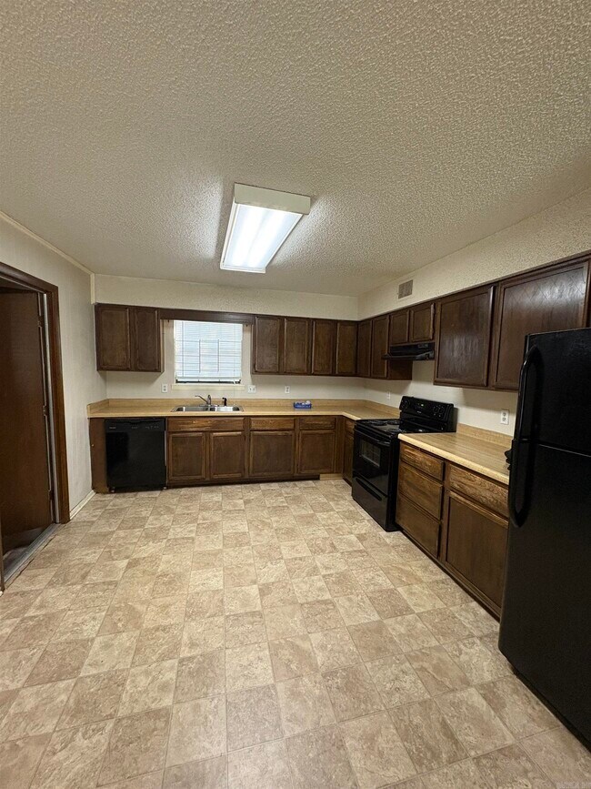 Building Photo - 7901 Parkwood Dr