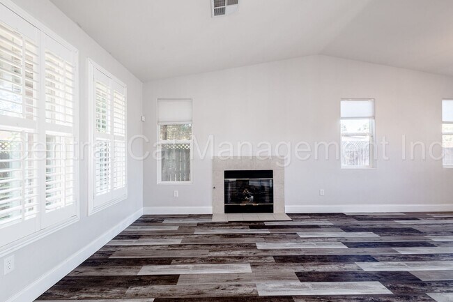 Building Photo - 4 Bedroom/3 Bath Home with Solar, Pool and...