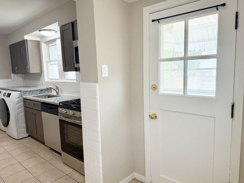 Building Photo - 1928 Macklind Ave